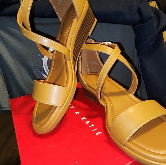 NWB,Kelly & Katie leather wedge shoes, size 9, Cognac color. See photos - Picture 5 of 7